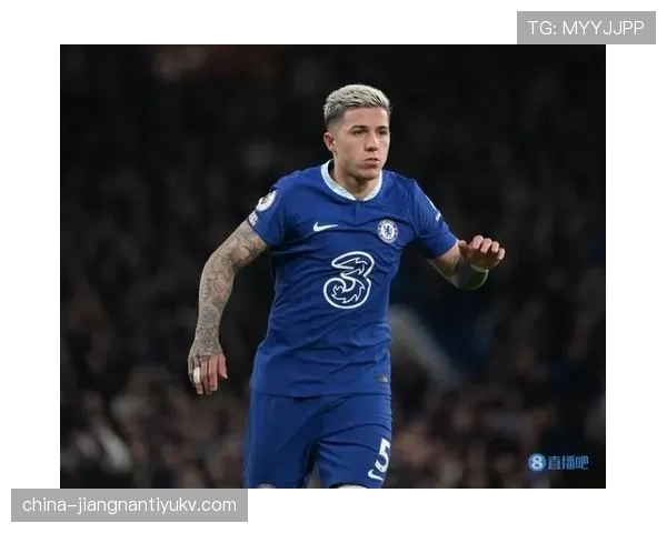 恩佐·费尔南德斯训练完回家路上还在背战术板，这人是拿足球当KPI冲吗