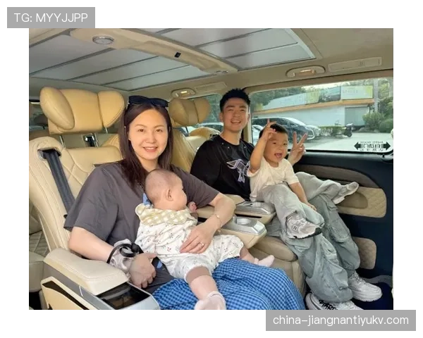 郑思维训练完直接去接娃，球拍还没放下奶粉钱先交了